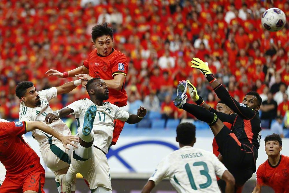 开云体育下载-包含本土足球赛事连连激动人心，球员表现抢眼的词条