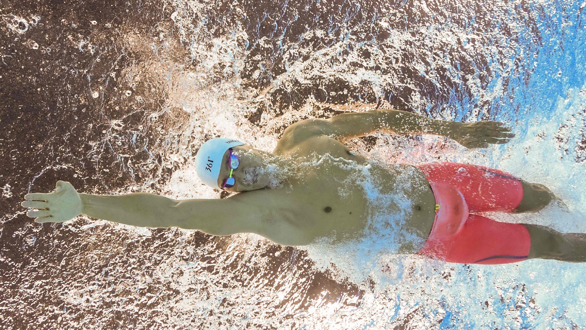 库里关键节点连续得分，湖人翻盘广东队，一场跨越时空的篮球想象