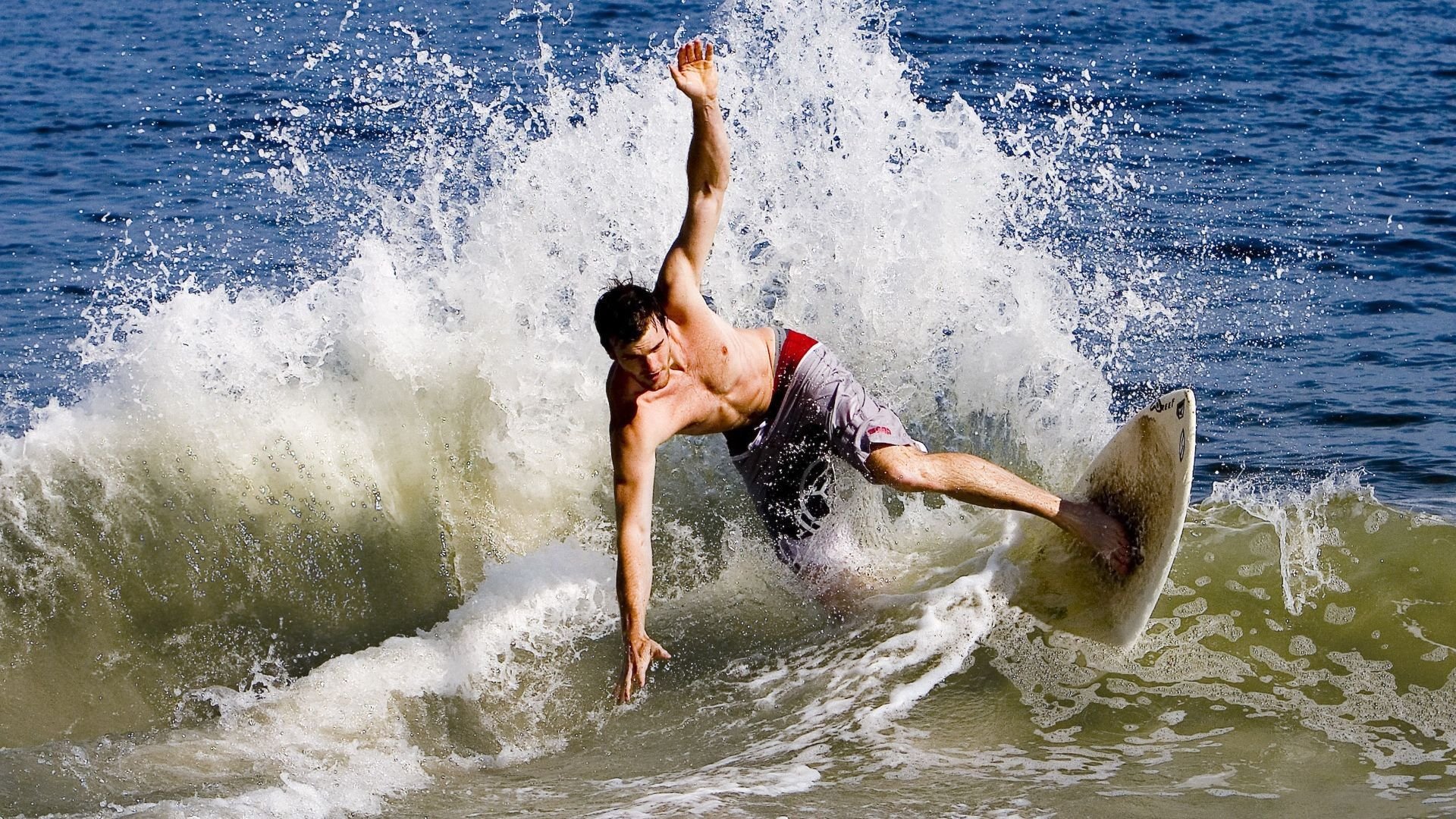 北欧风暴与东方火焰，当瑞典队翻盘波兰，许昕点燃赛场之夜